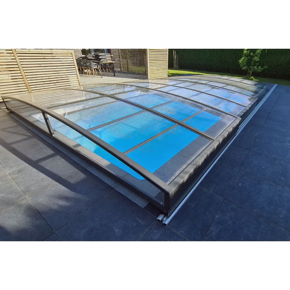 Modern Pooltak Sydney 4,5×8 med svart ram och transparenta paneler
