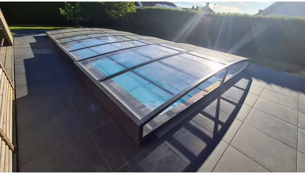 Modern pooltak Sydney i blåtonat glas med slank metallram