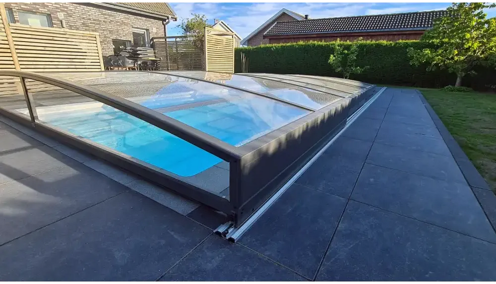 Ultra lågt pooltak Sydney 4x7 i blåtonat glas med svarta ramar