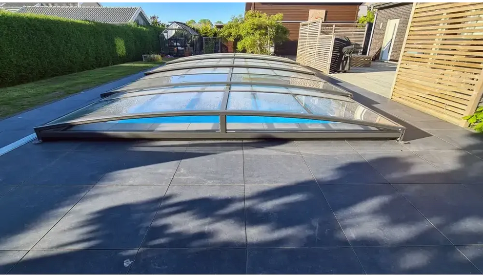 Ultra lågt pooltak Sydney 4x7 med blåtonat glas och modern båge