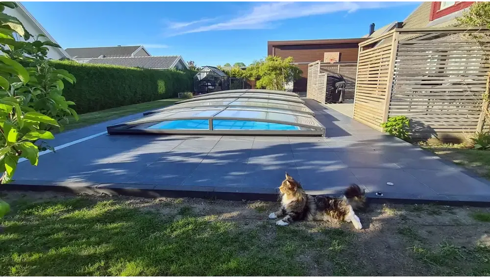 Ultra lågt pooltak Sydney 4x7 i blåtonat glas över pool