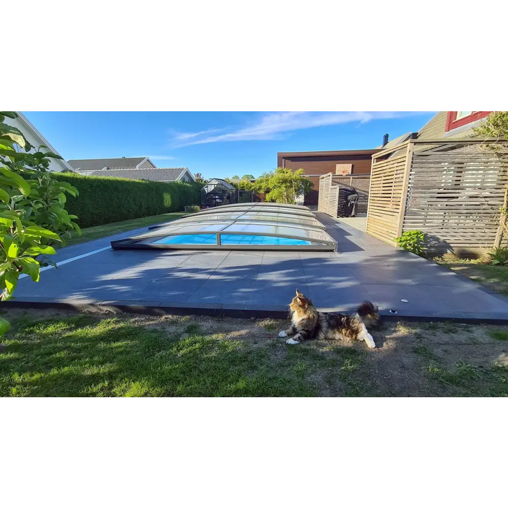 Pooltak Sydney 4x7 med transparent glastak över pool