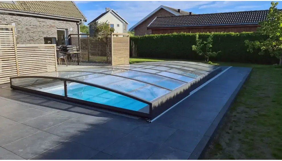 Ultra lågt pooltak Sydney 4x7 i blåtonat glas med svart ram