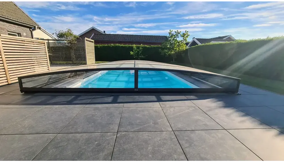 Ultra lågt pooltak Sydney 4x7 med blåtonat glas och svart ram