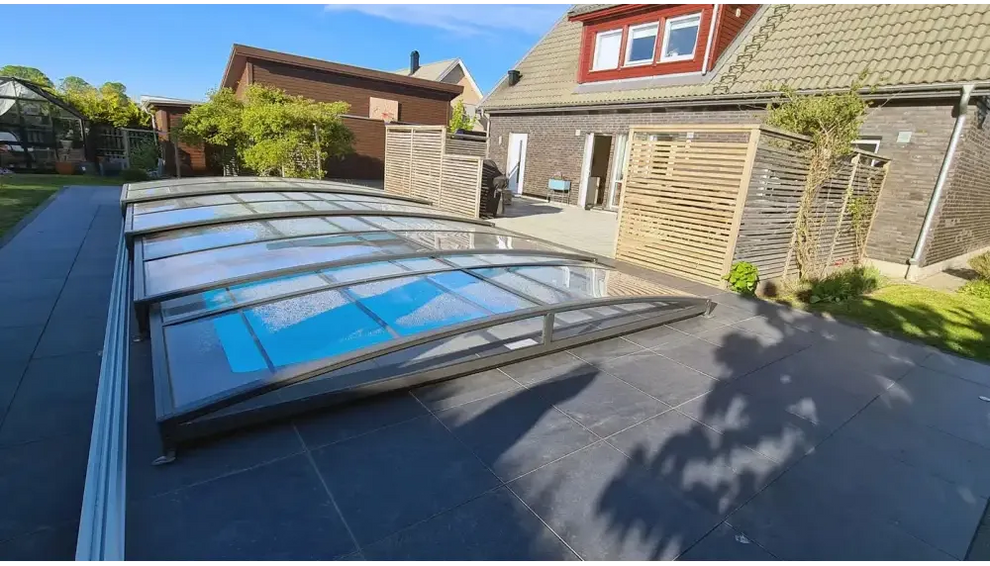 Ultra lågt pooltak Sydney 4x7 i blåtonat glas med metallram