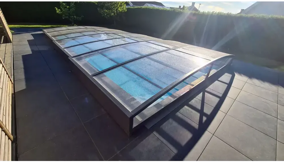 Ultra lågt pooltak Sydney 4x7 i blåtonat glas med böjd design