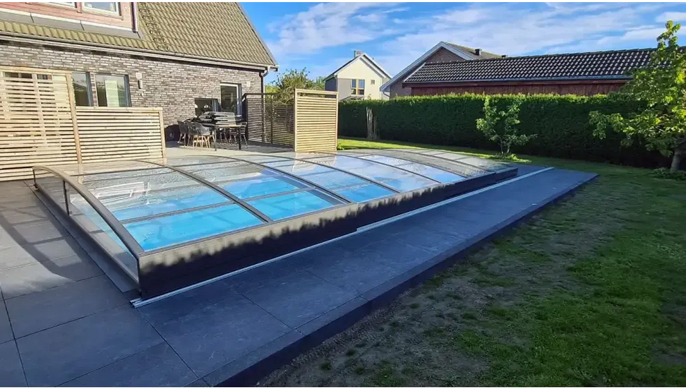 Ultra lågt pooltak Sydney 4x7 i blåtonat glas med svart ram