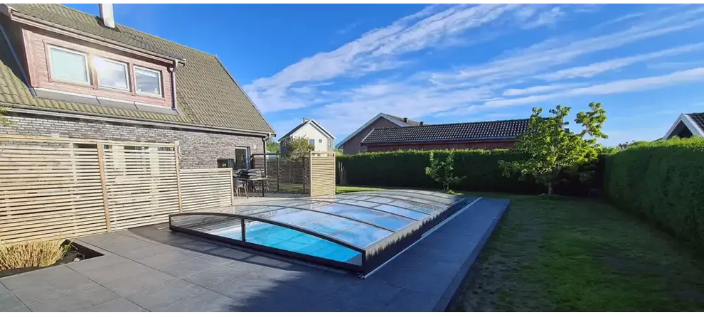 Elegant ultra lågt pooltak med mörk ram över blå pool