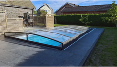 Elegant ultra lågt pooltak med mörk ram över blå pool