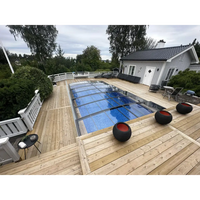 Pooltak Sydney 4×8 ultra lågt med transparent glas och blåvatten på trädäck