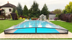 Elegant ultra lågt pooltak med mörk ram över blå pool