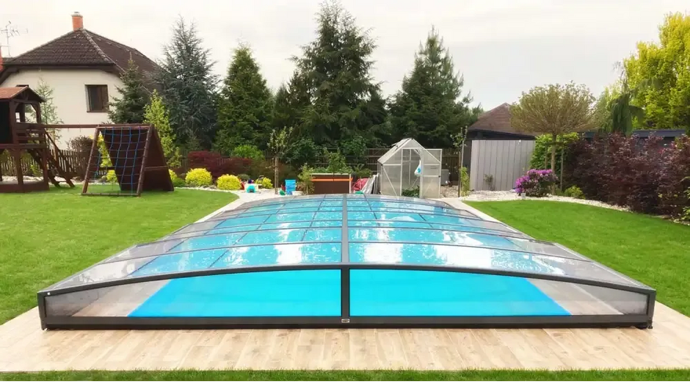Elegant ultra lågt pooltak med mörk ram över blå pool