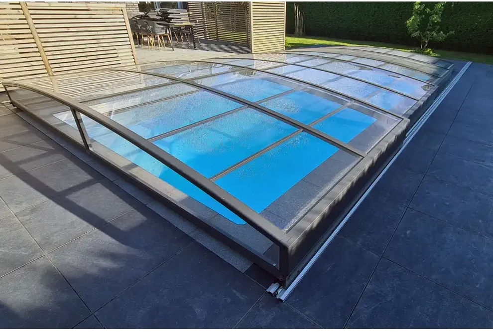 Elegant ultra lågt pooltak med mörk ram över blå pool