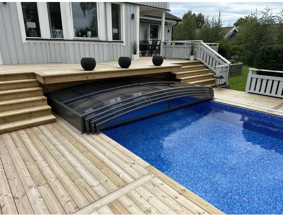 Elegant ultra lågt pooltak med mörk ram över blå pool