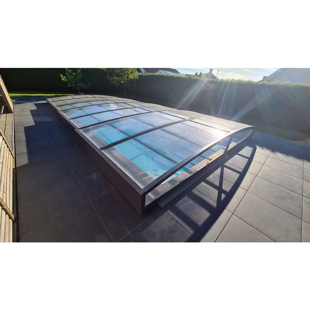 Ultra lågt Pooltak Sydney 4×8 med kurvat glas och antracit ram