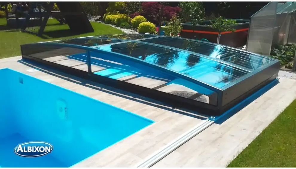 Elegant ultra lågt pooltak med mörk ram över blå pool