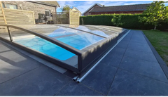 Elegant ultra lågt pooltak med mörk ram över blå pool