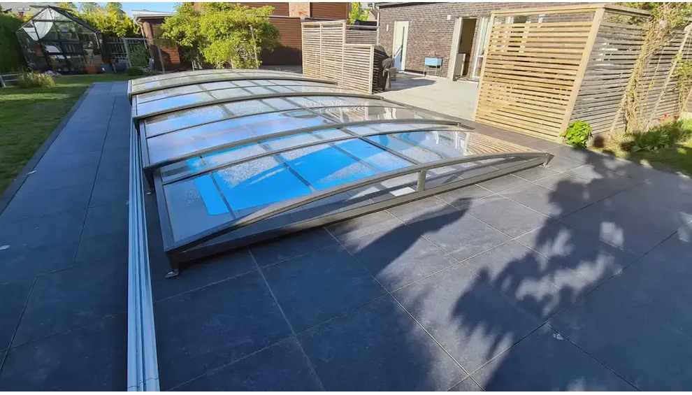 Elegant ultra lågt pooltak med mörk ram över blå pool