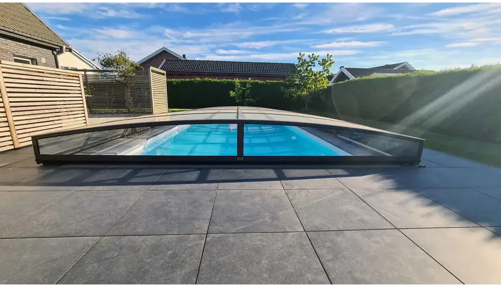 Elegant ultra lågt pooltak med mörk ram över blå pool