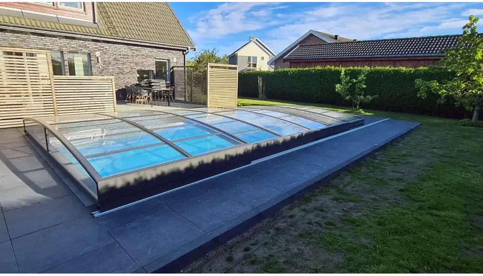 Elegant ultra lågt pooltak med mörk ram över blå pool