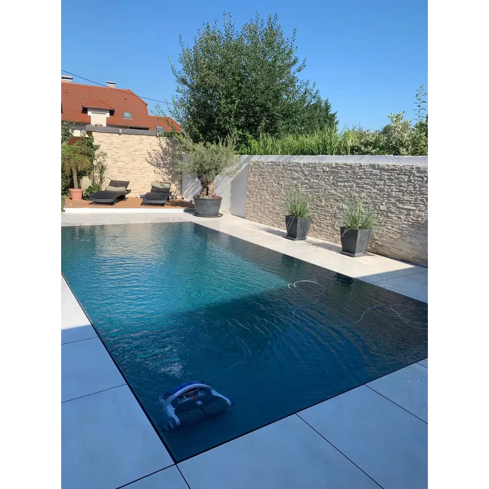 Blåvit robotisk poolrengörare i vatten, Pooltime Exclusive Overflow