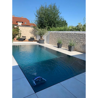 Blå och vit robotisk poolrengörare i Pooltime Exclusive Overflow PP Pool