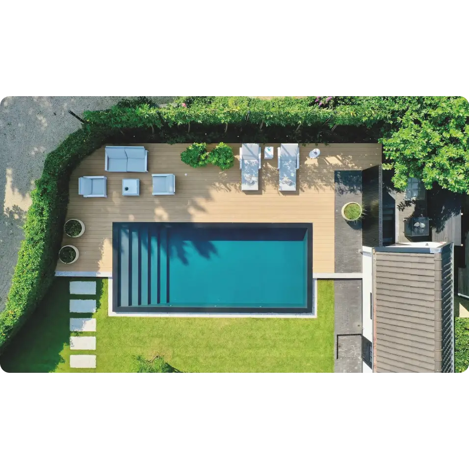 Självbärande PP pool 3.5x7m med klarblått vatten och svart kant i trädeck