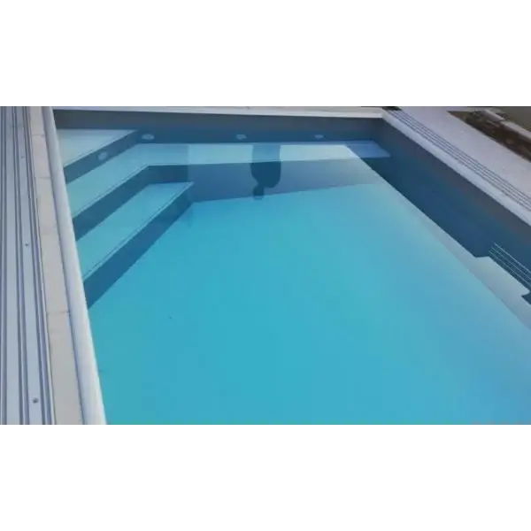Modern Pooltime Exklusiv 12 mm PP-pool med turkost vatten och grå betongtrappor