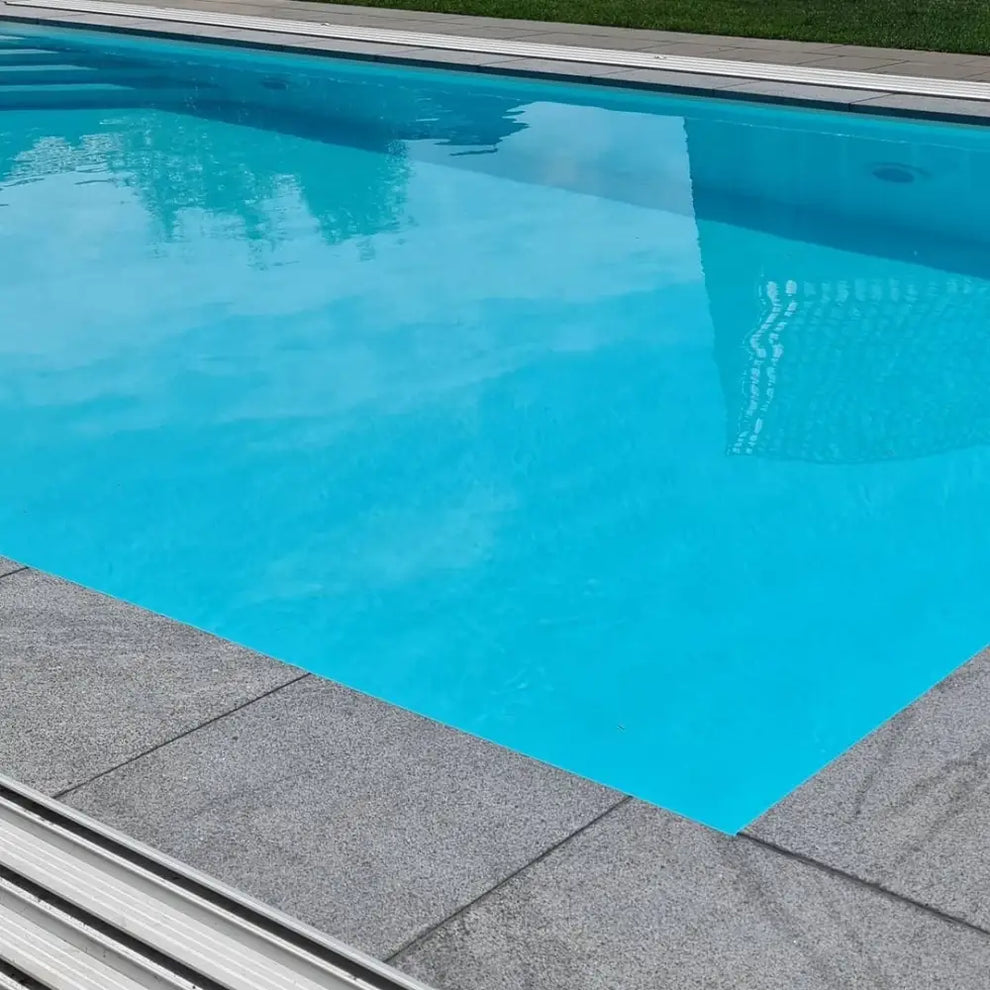 Pooltime Exklusiv 12mm rektangulär pool med klart turkost vatten och metallstege