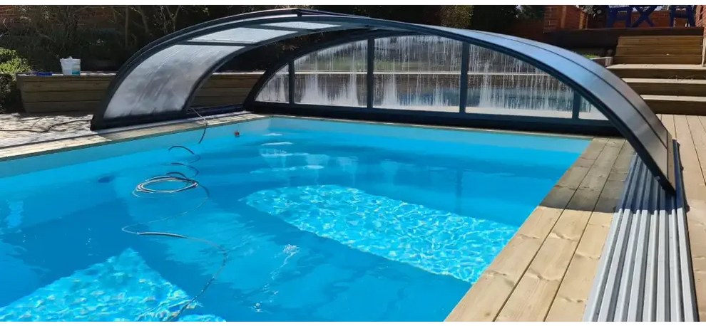 Pooltime exklusiv 12mm rektangulär pool med turkost vatten och trädäck