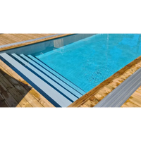 Pooltime Exklusiv 12mm PP pool med klarblått vatten, trätrall och grå metalltrappor