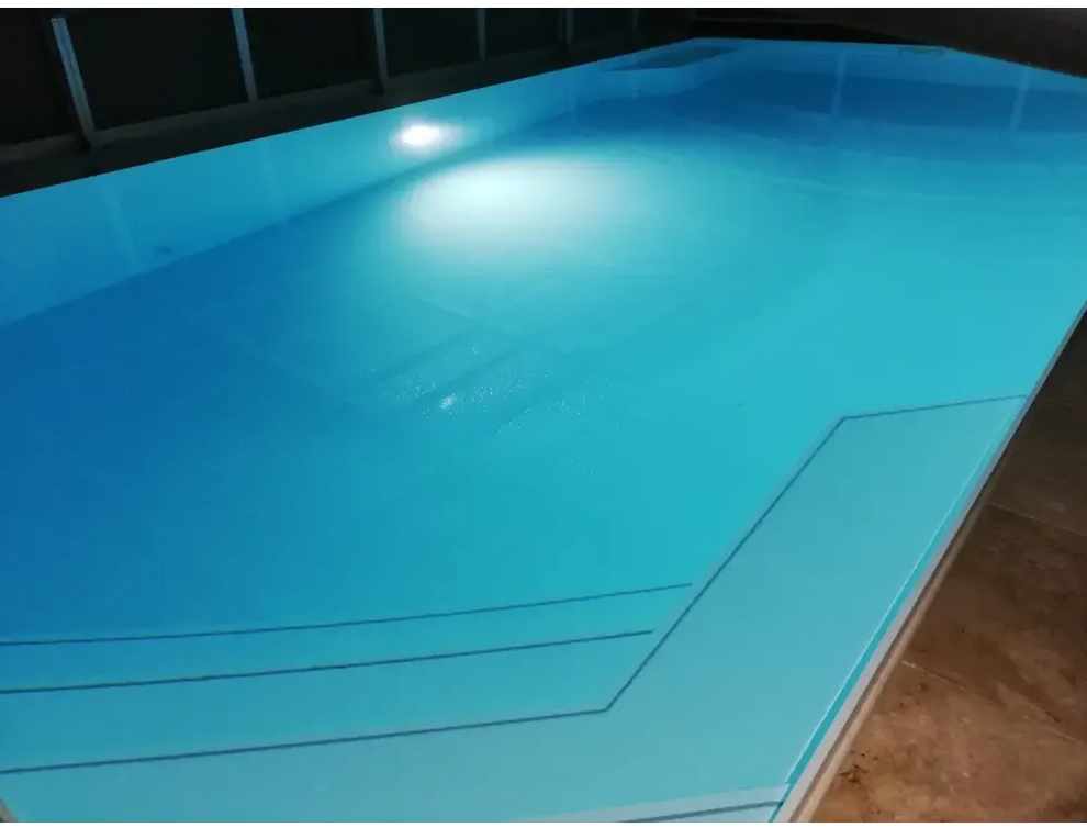Pooltime Exklusiv 12mm rektangulär pool med turkost vatten och svarta linjer