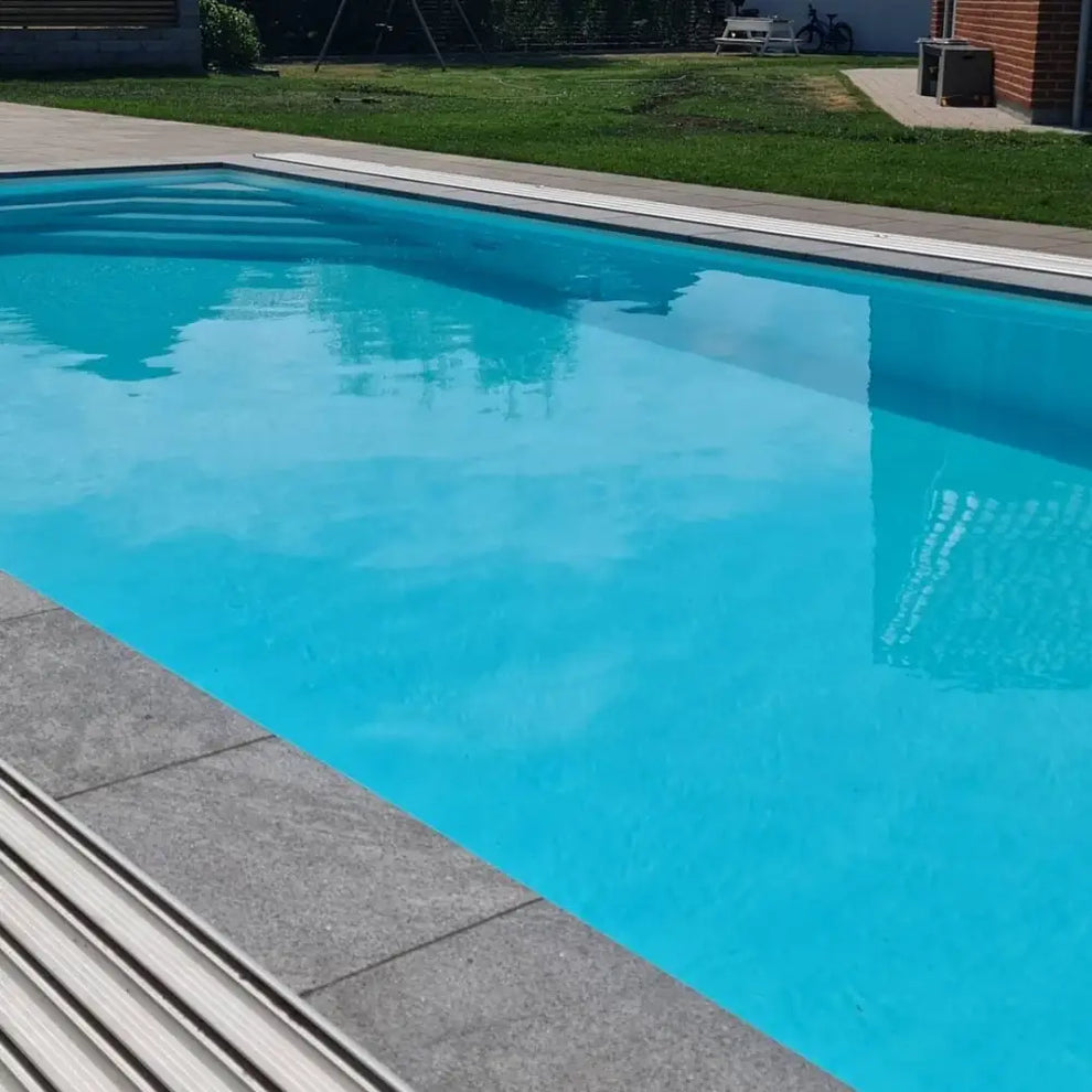 Rektangulär pool med blåvatten och grå stenkanter, Pooltime Exklusiv