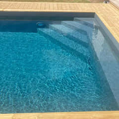 Modern Pooltime Exklusiv pool med rund dagbädd och baldakin
