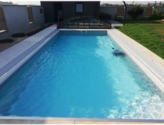 Pooltime Exklusiv rund dagbädd med böjt baldakin, rektangulär form, klart blått vatten och transparent böjd täckning