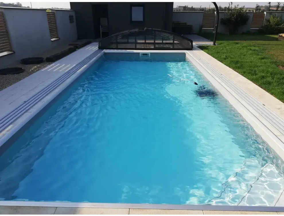 Pooltime Exklusiv rund dagbädd med böjt baldakin, rektangulär form, klart blått vatten och transparent böjd täckning