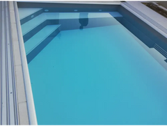 Modern rund dagbädd Pooltime Exklusiv vid rektangulär pool med turkost vatten
