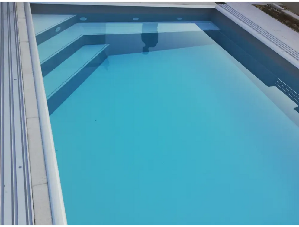 Modern rund dagbädd Pooltime Exklusiv vid rektangulär pool med turkost vatten
