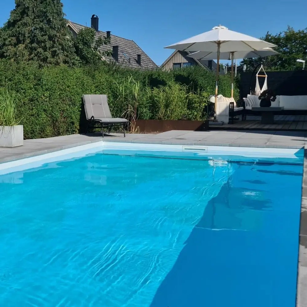 Pooltime Exklusiv rund dagbädd med rektangulär pool av klarblått vatten och vit kakelkant