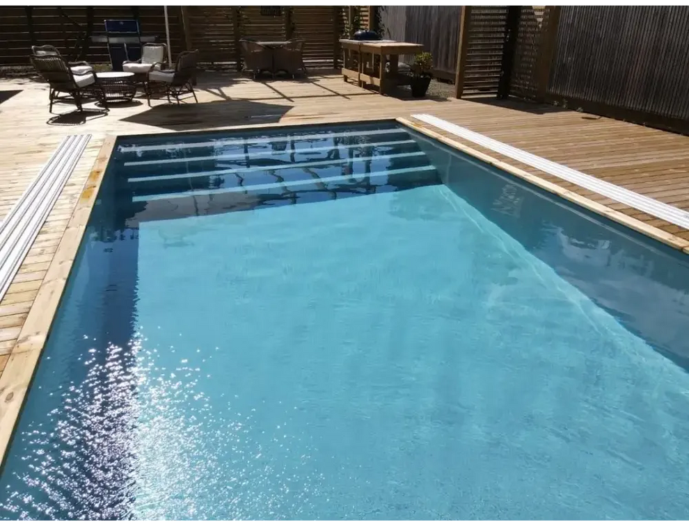 Pooltime Exklusiv rund dagbädd med rektangulär pool och träkanter