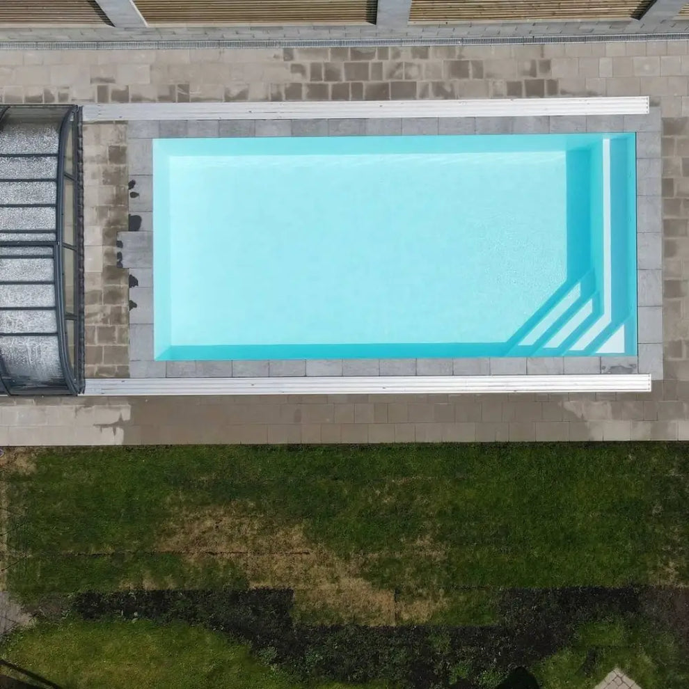 Pooltime Exklusiv rund dagbädd med rektangulär pool i turkos vatten