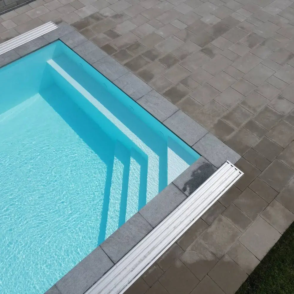 Modern rund dagbädd med böjd baldakin vid Pooltime Exklusiv pool