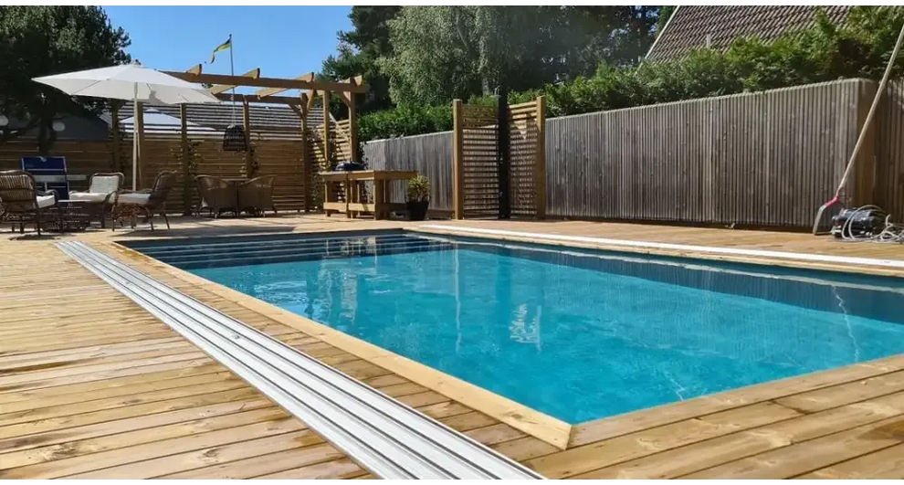 Pooltime Exklusiv rund dagbädd med böjt baldakin och klarblått vatten