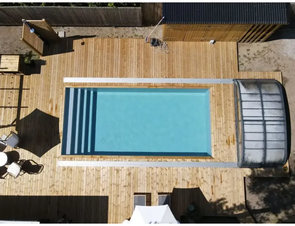Pooltime Exklusiv rund dagbädd med rektangulär pool och blåvatten