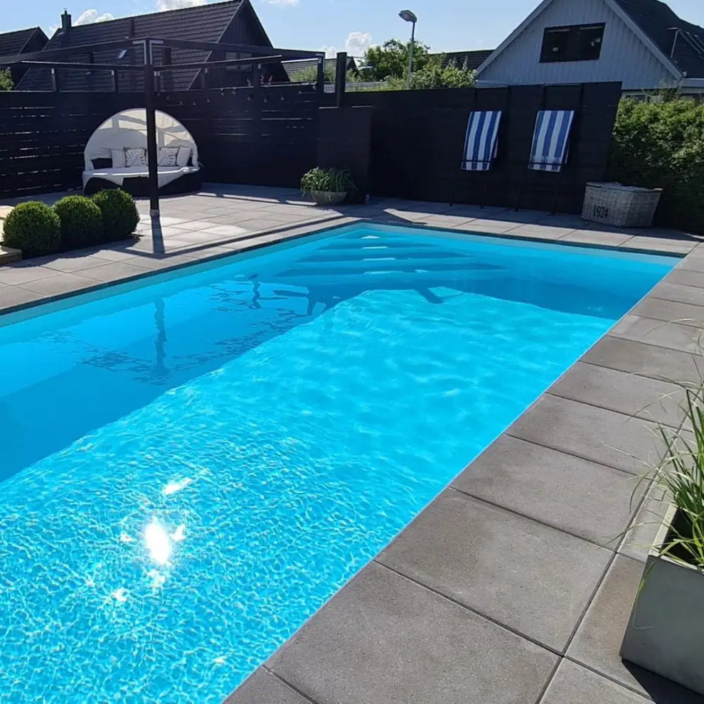 Pooltime Exklusiv dagbädd med rund baldakin vid turkost poolvatten