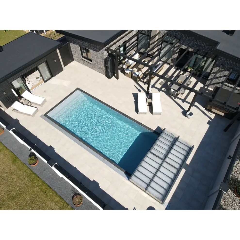 Rektangulär pooltime exklusiv pool 12mm pp med klart blått vatten, mörkgrå kakelram och steg, perfekt för köpa pool och pooltak