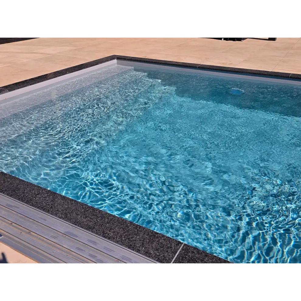 Klarblå pool med vågiga ytor och mörka kaklade kanter i pooltime exklusiv 12mm pp pool 3,5 x 7 x 1,5m för att köpa pooltak