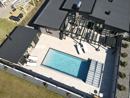 Rektangulär pooltime exklusiv 12mm pp pool 3x6x1,5 m med klar blå vatten och pooltak i mörkgrå färg