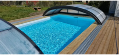 Exklusiv 12mm Pooltime pool med kurvad glasöverdrag över rektangulär pool