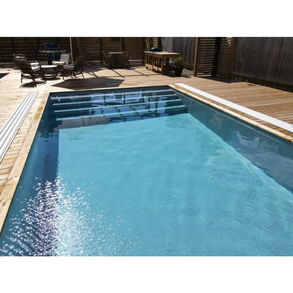 Rektangulär Exklusiv 12mm PP pool med klarblått vatten och trätrallkanter
